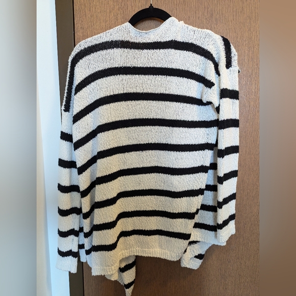 Abercrombie B&W Sweater - Picture 2 of 3